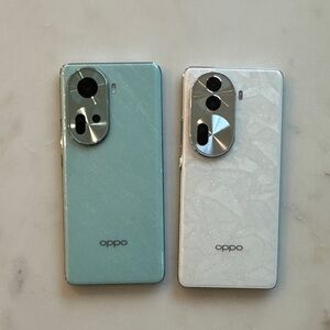 Oppo RENO 11 Smartphones in Green and White